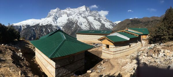 Các nhà hoạt động làm tác phẩm nghệ thuật từ rác thải trên đỉnh Everest và bán đấu giá ở châu Âu Các nhà hoạt động làm tác phẩm nghệ thuật từ rác thải trên đỉnh Everest và bán đấu giá ở châu Âu - Sputnik Việt Nam