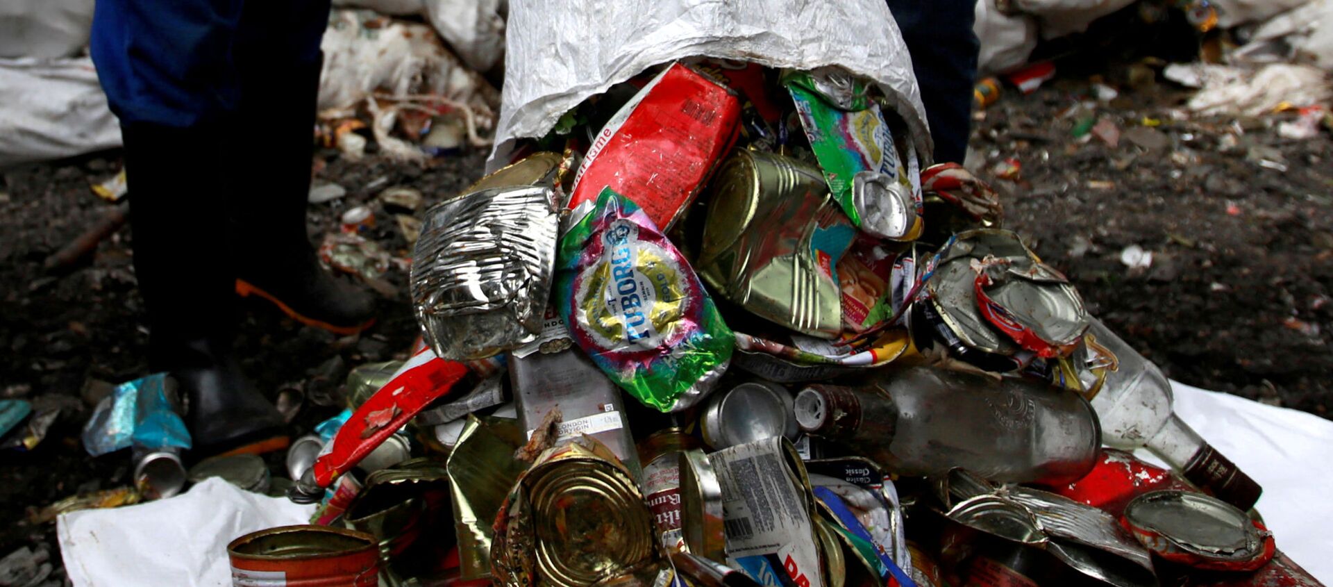 Waste treatment company workers dump garbage collected and brought from Mount Everest, Kathmandu, Nepal - Sputnik Việt Nam, 1920, 31.01.2021