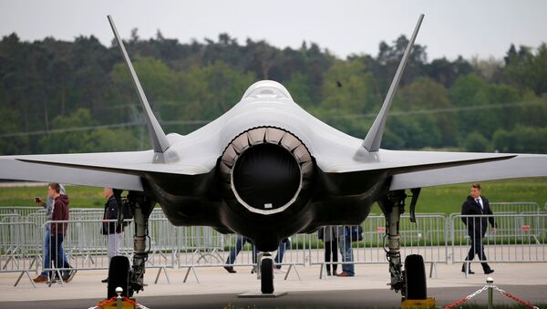 Một chiếc máy bay F-35 của Lockheed Martin được nhìn thấy tại Triển lãm Hàng không ILA ở Berlin, Đức, ngày 25 tháng 4 năm 2018. - Sputnik Việt Nam