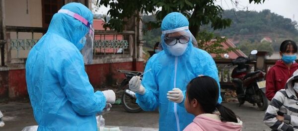 Lấy mẫu xét nghiệm SARS-CoV-2 cho người dân tại xã Hưng Đạo, thành phố Chí Linh chiều 28/1. - Sputnik Việt Nam