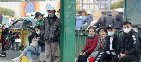 Người lớn tuổi là những đối tượng dễ bị tổn thương bởi dịch COVID - 19, nhưng nhiều người vẫn còn chủ quan với việc không đeo khẩu trang hoặc đeo khẩu trang không đúng cách (ảnh chụp lúc 11h ngày 29/1/2021 tại Bến xe buýt Long Biên) - Sputnik Việt Nam