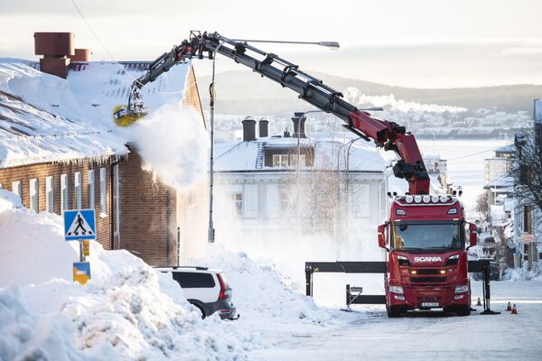 Dọn tuyết trên mái nhà ở Örnsköldsvik, Thụy Điển - Sputnik Việt Nam