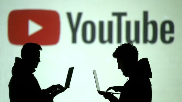 Силуэты интернет-пользователей на фоне логотипа YouTube - Sputnik Việt Nam