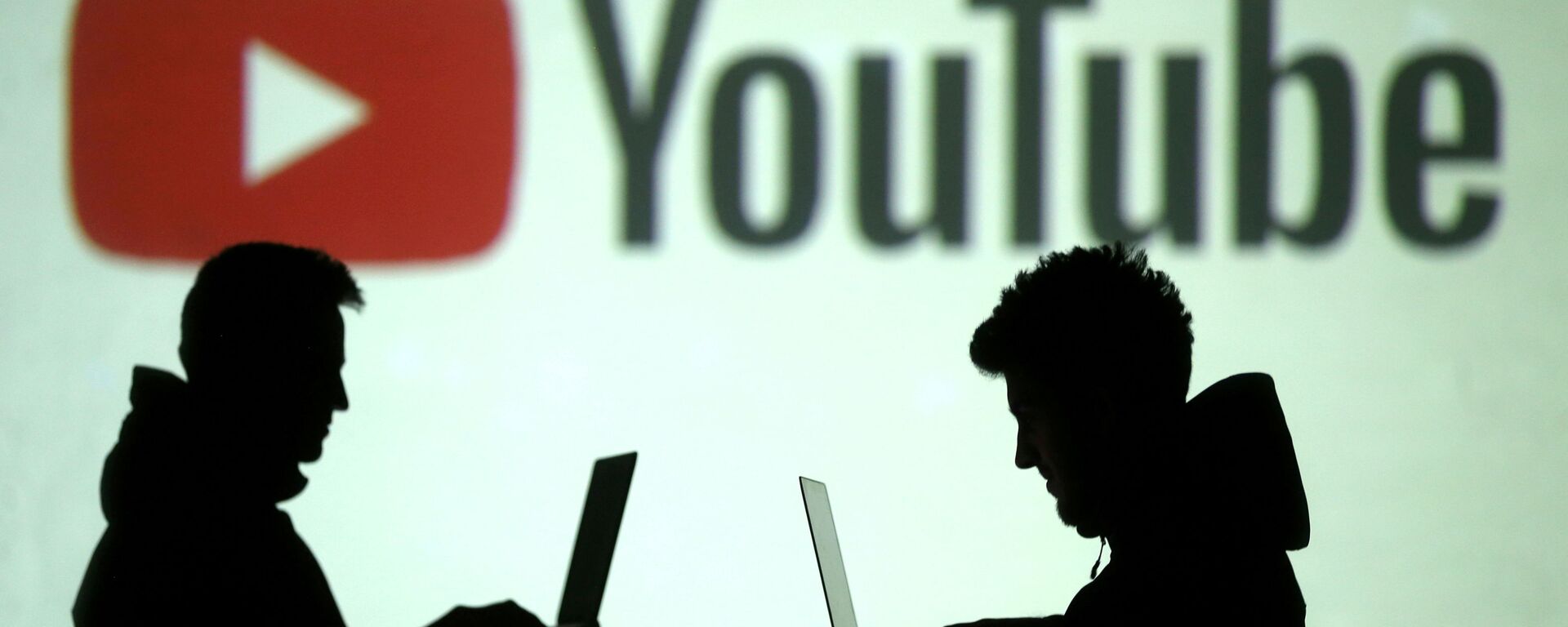 Силуэты интернет-пользователей на фоне логотипа YouTube - Sputnik Việt Nam, 1920, 04.03.2021