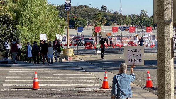  Biểu tình chống tiêm vaccine tại Sân vận động Dodger ở Los Angeles.  - Sputnik Việt Nam