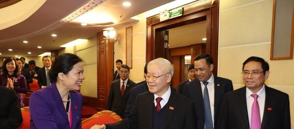 Tổng Bí thư, Chủ tịch nước Nguyễn Phú Trọng bắt tay đồng chí Hà Thị Nga, Ủy viên Trung ương Đảng khóa XIII, Chủ tịch Hội Liên hiệp Phụ nữ Việt Nam. - Sputnik Việt Nam