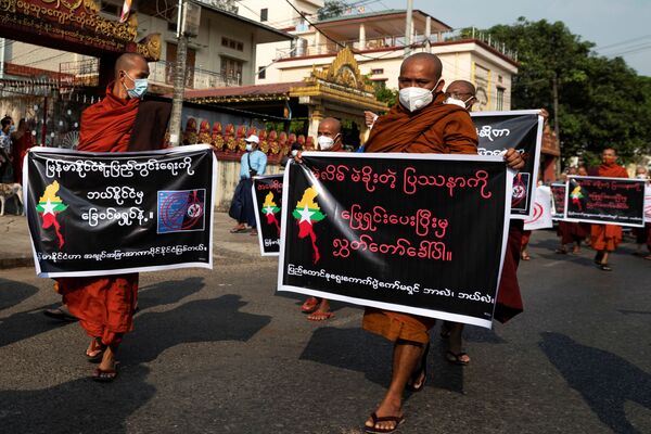 Các nhà sư Phật giáo ủng hộ quân đội biểu tình ở Yangon - Sputnik Việt Nam