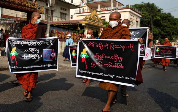 Các nhà sư Phật giáo ủng hộ quân đội biểu tình ở Yangon - Sputnik Việt Nam