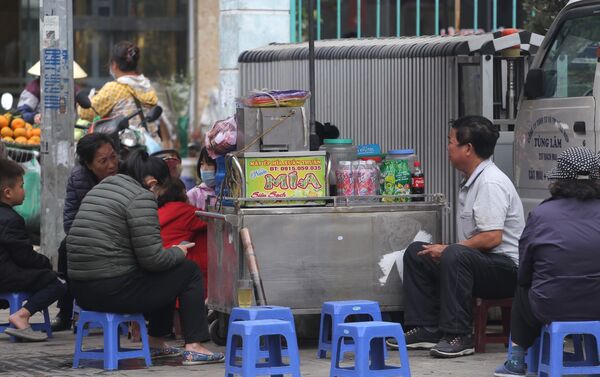 Nhiều người dân vẫn chưa thực hiện quy định về việc giãn cách và đeo khẩu trang nơi công cộng - Sputnik Việt Nam