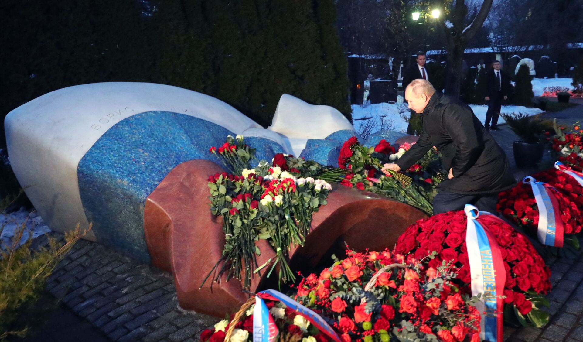 Tổng thống Putin trả lời những người chỉ trích Yeltsin: «Nhìn lại thì ai cũng thông thái» Tổng thống Putin trả lời những người chỉ trích Yeltsin: «Nhìn lại thì ai cũng thông thái» - Sputnik Việt Nam, 1920, 02.02.2021