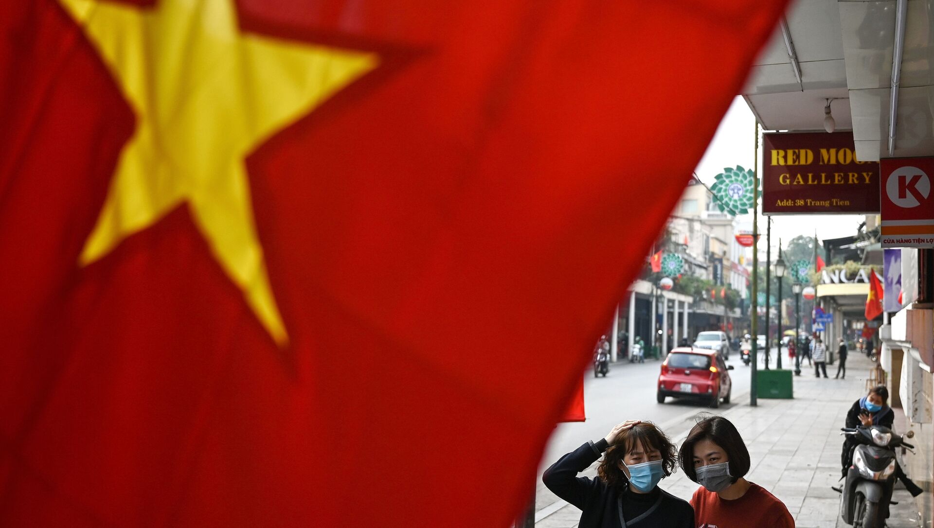Những người phụ nữ đeo khẩu trang  trên phố ở Hà Nội. - Sputnik Việt Nam, 1920, 02.02.2021