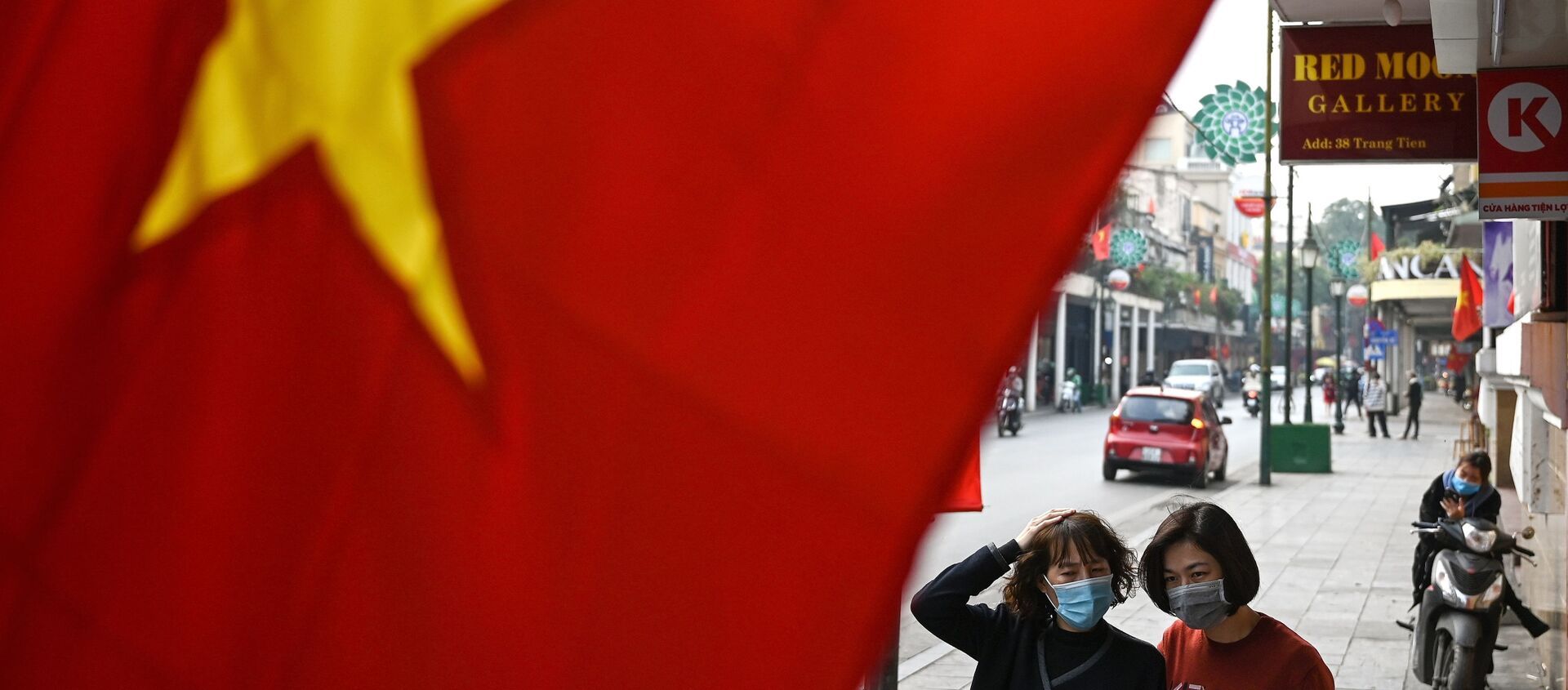 Những người phụ nữ đeo khẩu trang  trên phố ở Hà Nội. - Sputnik Việt Nam, 1920, 02.02.2021