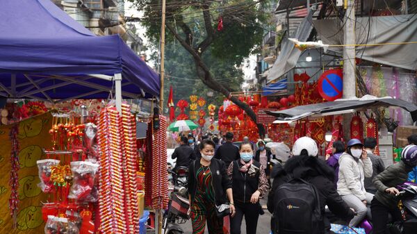 Người dân Hà Nội mua sắm đồ đón Tết trong khu phố cổ Hà Nội - Sputnik Việt Nam