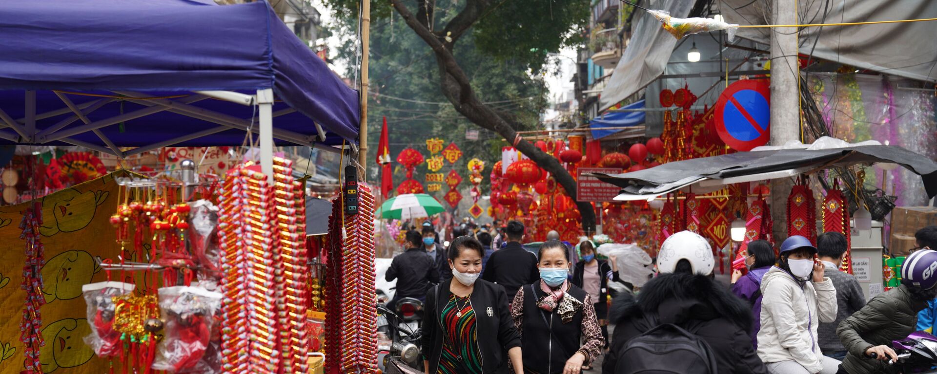 Người dân Hà Nội mua sắm đồ đón Tết trong khu phố cổ Hà Nội - Sputnik Việt Nam, 1920, 05.02.2026