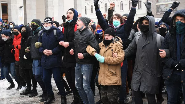 Thành viên tham gia cuộc biểu tình trái phép của những người ủng hộ Alexei Navalny ở Moskva. - Sputnik Việt Nam