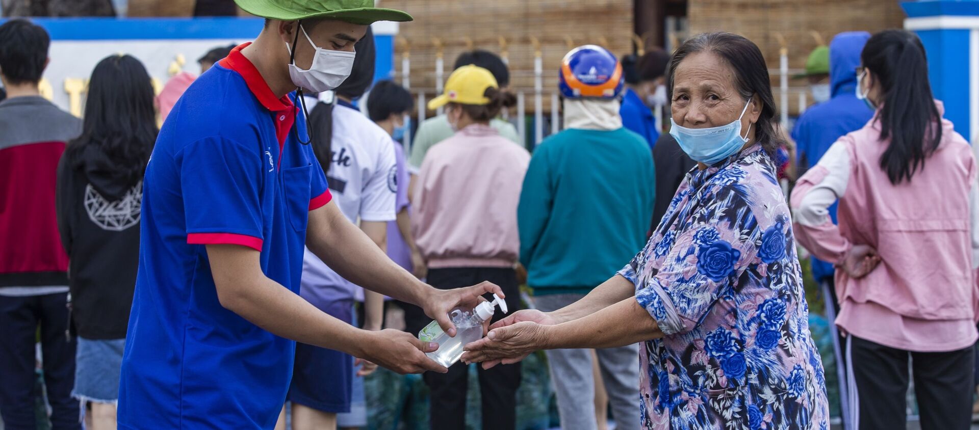 Lực lượng thanh niên tình nguyện thuộc Đoàn trường Đại học Thủ Dầu Một dùng bình xịt sát khuẩn cho bà con vùng cách ly. - Sputnik Việt Nam, 1920, 25.02.2021