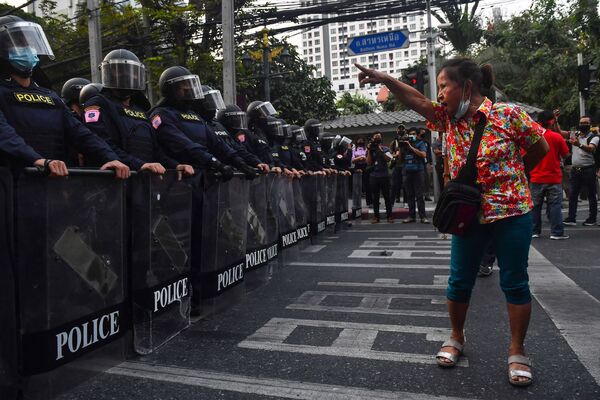 Người phụ nữ tham gia biểu tình ở Bangkok, Thái Lan - Sputnik Việt Nam