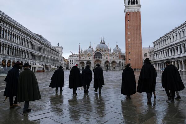 Những người mặc áo choàng Tabarro tại Quảng trường St. Mark ở Venice - Sputnik Việt Nam