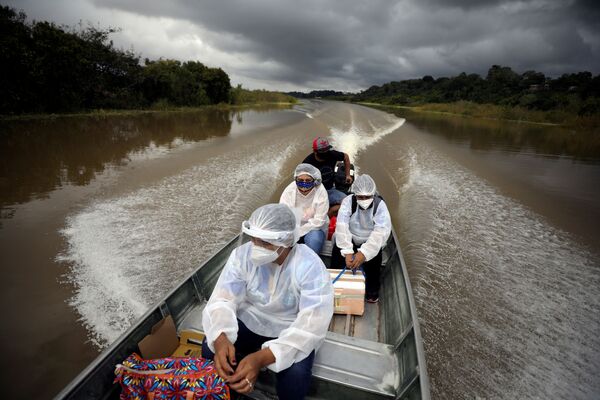 Nhân viên y tế đến tiêm vắc xin chống coronavirus AstraZeneca cho những người dân sống trên sông ở Brazil  - Sputnik Việt Nam