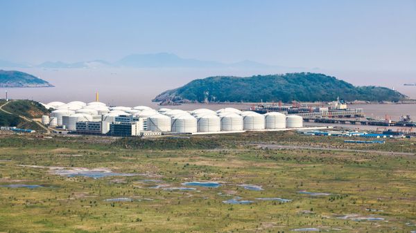 Các thùng dầu khí ở cảng Thượng Hải - Sputnik Việt Nam