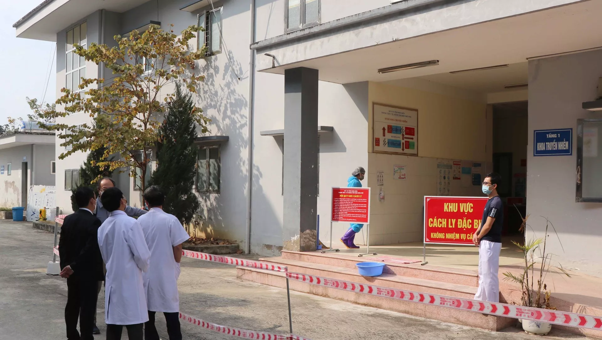 Khu cách ly đặc biệt của Trung tâm Y tế thành phố Điện Biên Phủ (tỉnh Điện Biên) đang cách ly bệnh nhân số 1972 và 15 trường hợp F1 liên quan. 