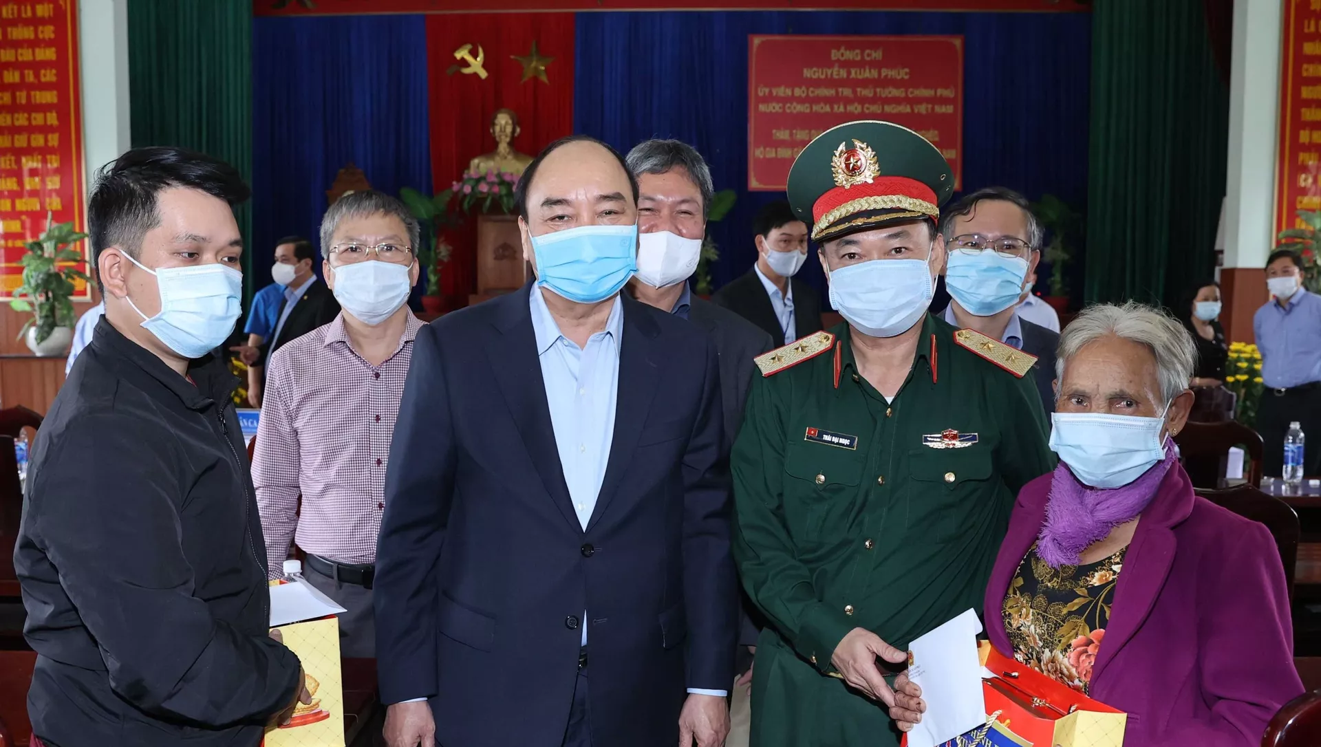Thủ tướng Nguyễn Xuân Phúc tặng quà gia đình chính sách và hộ nghèo xã Quế Phú, huyện Quế Sơn, tỉnh Quảng Nam.