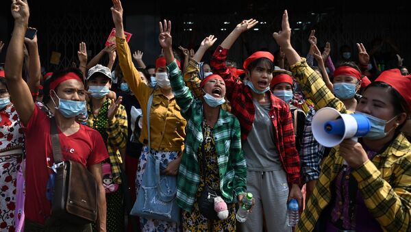 Biểu tình chống đảo chính quân sự ở Myanmar, Yangon. - Sputnik Việt Nam