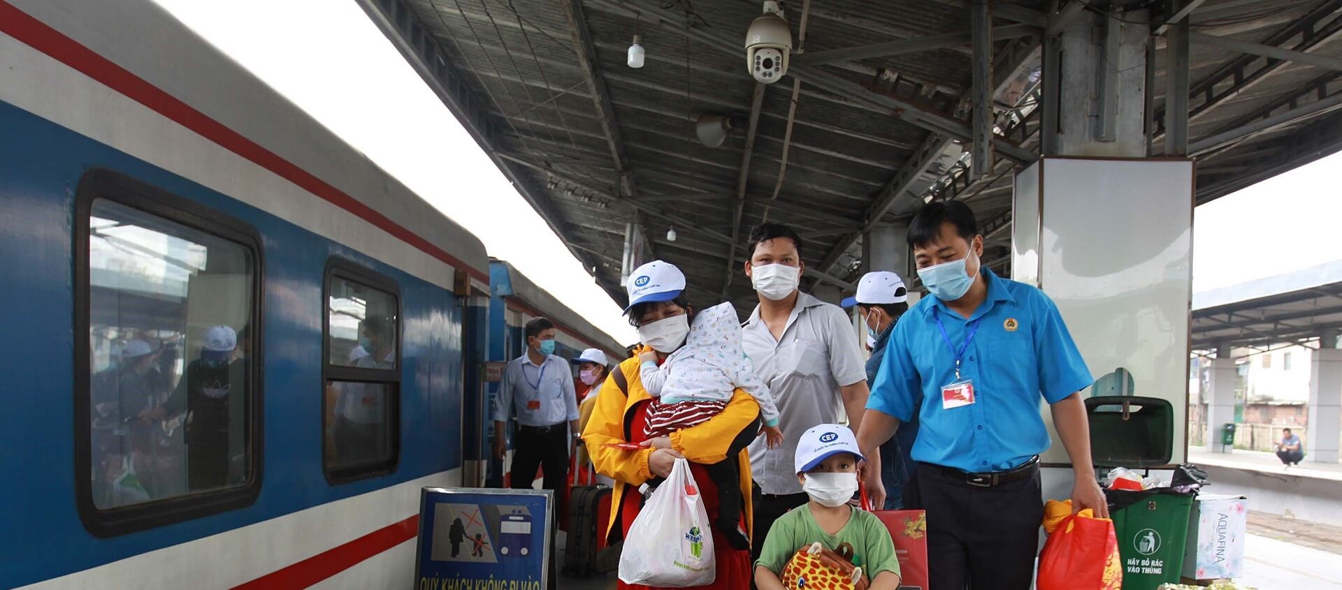 Công nhân lao động chuẩn bị lên chuyến tàu mùa Xuân. - Sputnik Việt Nam, 1920, 18.02.2021