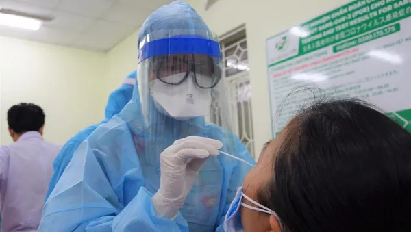 Lấy mẫu xét nghiệm tầm soát cho cán bộ, nhân viên Bệnh viện Quân y 175 Thành phố Hồ Chí Minh. - Sputnik Việt Nam