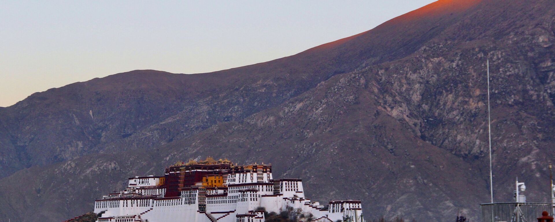 Cung điện Potala ở thành phố Lhasa, Tây Tạng - Sputnik Việt Nam, 1920, 07.01.2025