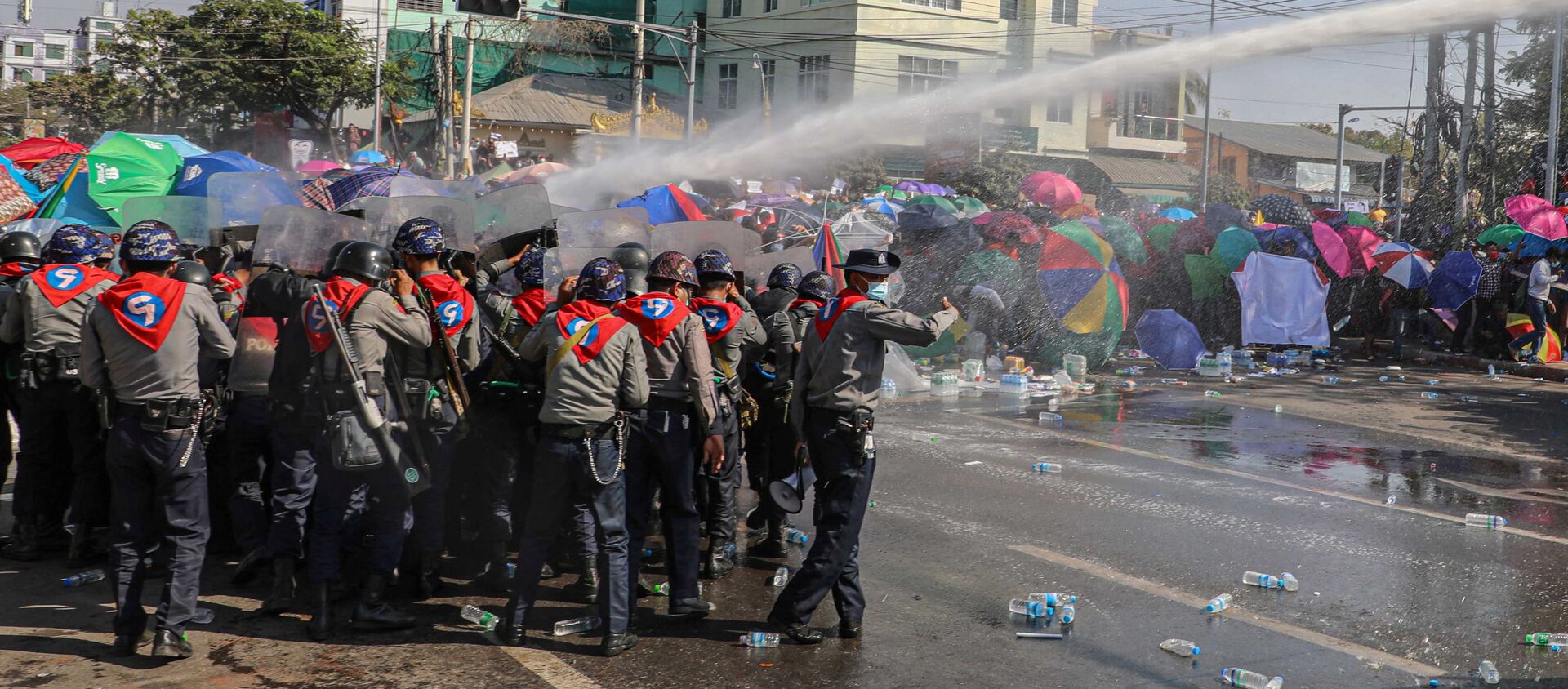  Cảnh sát phun vòi rồng vào người biểu tình trong hoạt động phản đối ở Myanmar. - Sputnik Việt Nam, 1920, 09.02.2021