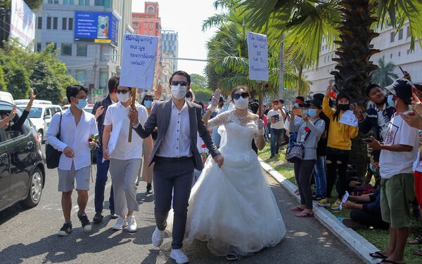  Người biểu tình chống đảo chính quân sự trong trang phục cưới và dạ hội ở Myanmar. - Sputnik Việt Nam