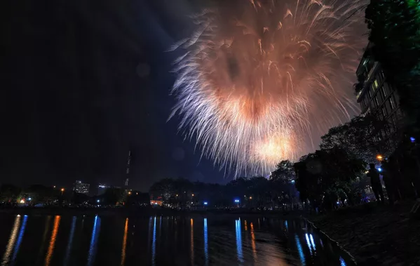 Hà Nội: Màn bắn pháo hoa lung linh sắc màu chào đón năm mới Tân Sửu 2021 Hà Nội: Màn bắn pháo hoa lung linh sắc màu chào đón năm mới Tân Sửu 2021 - Sputnik Việt Nam