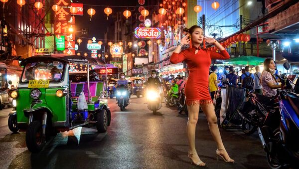 Cô gái chụp ảnh trên đường phố được trang trí cho Tết Nguyên đán ở khu phố Tàu (Chinatown) ở Bangkok - Sputnik Việt Nam