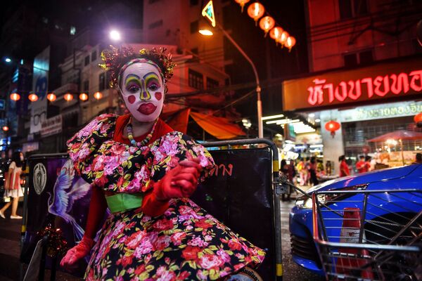 Vũ nữ trong khu phố Tàu ở Bangkok, trước Tết Nguyên đán - Sputnik Việt Nam