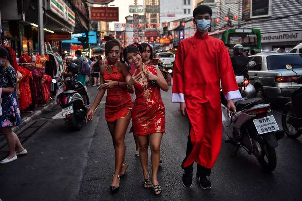 Người dân mặc trang phục truyền thống ở khu phố Tàu ở Bangkok trước Tết Nguyên đán Người dân mặc trang phục truyền thống ở khu phố Tàu ở Bangkok trước Tết Nguyên đán - Sputnik Việt Nam