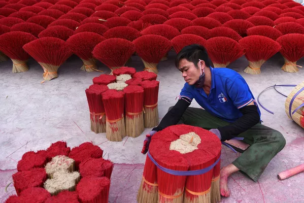 Công nhân sản xuất nhang ở ngoại thành Hà Nội, Việt Nam Công nhân sản xuất nhang ở ngoại thành Hà Nội, Việt Nam - Sputnik Việt Nam