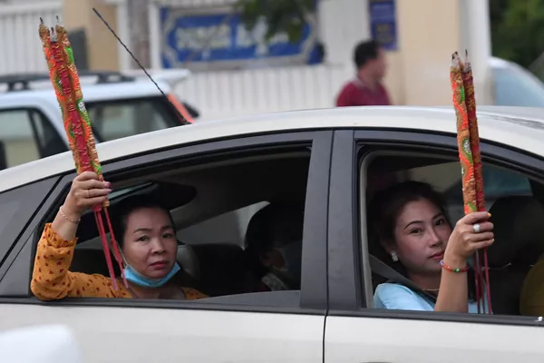 Hai người phụ nữ cầm thẻ hương ngồi trong xe ô tô, chuẩn bị đón Tết Nguyên đán ở Takmau, Campuchia Hai người phụ nữ cầm thẻ hương ngồi trong xe ô tô, chuẩn bị đón Tết Nguyên đán ở Takmau, Campuchia - Sputnik Việt Nam