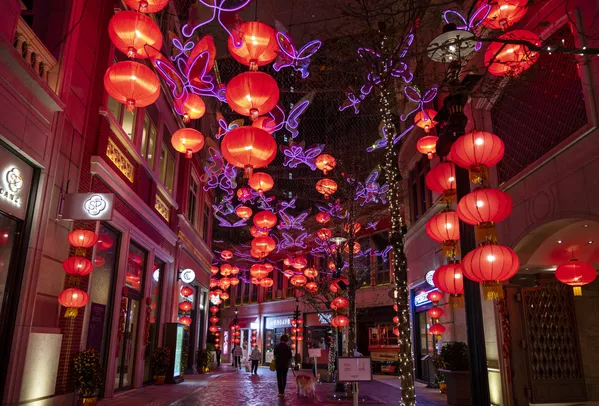 Đèn lồng đỏ chăng trên đại lộ Li Tung, chuẩn bị đón Tết Nguyên Đán ở Hong Kong Đèn lồng đỏ chăng trên đại lộ Li Tung, chuẩn bị đón Tết Nguyên Đán ở Hong Kong - Sputnik Việt Nam