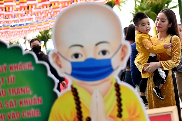 Cô gái với đứa trẻ ở chùa Trấn Quốc, Hà Nội, Việt Nam Cô gái với đứa trẻ ở chùa Trấn Quốc, Hà Nội, Việt Nam - Sputnik Việt Nam