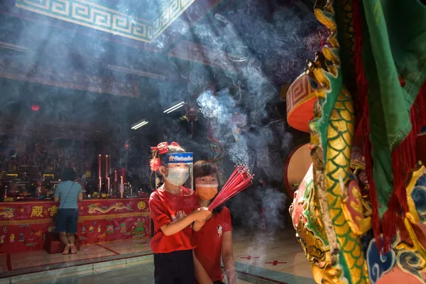Bé gái mang tấm chắn giọt bắn cùng mẹ dâng hương trong dịp Năm mới tại ngôi đền ở Indonesia Bé gái mang tấm chắn giọt bắn cùng mẹ dâng hương trong dịp Năm mới tại ngôi đền ở Indonesia - Sputnik Việt Nam
