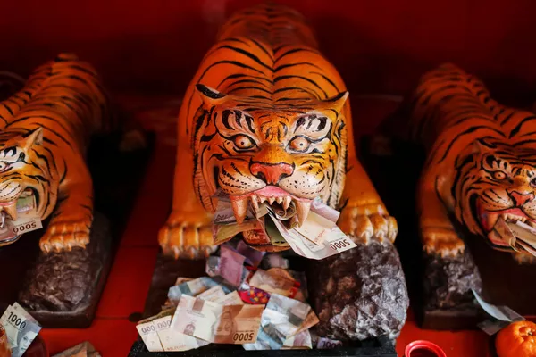 Những đồng tiền giấy đặt cạnh tượng hổ ở chùa Dharma Bhakti trong lễ đón Tết Nguyên đán, Jakarta, Indonesia Những đồng tiền giấy đặt cạnh tượng hổ ở chùa Dharma Bhakti trong lễ đón Tết Nguyên đán, Jakarta, Indonesia - Sputnik Việt Nam