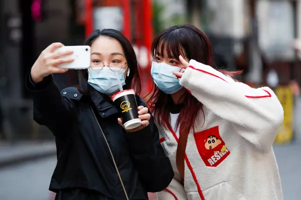 Các cô gái chụp ảnh selfie ở Chinatown, London vào hôm Tất niên trước Tết Tân Sửu Các cô gái chụp ảnh selfie ở Chinatown, London vào hôm Tất niên trước Tết Tân Sửu - Sputnik Việt Nam