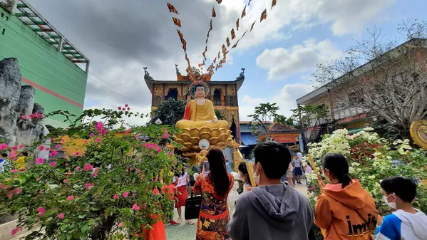 Người dân đến chùa Từ Quang tại phường 9, thành phố Cà Mau Người dân đến chùa Từ Quang tại phường 9, thành phố Cà Mau - Sputnik Việt Nam