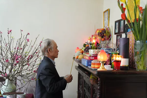 Cụ già làm lễ trước bàn thờ tổ tiên ngày Tết ở Việt Nam Cụ già làm lễ trước bàn thờ tổ tiên ngày Tết ở Việt Nam - Sputnik Việt Nam