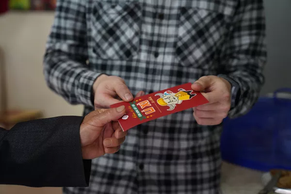 Ông tặng cháu phong bao đỏ lì xì dịp Tết ở Việt Nam Ông tặng cháu phong bao đỏ lì xì dịp Tết ở Việt Nam - Sputnik Việt Nam