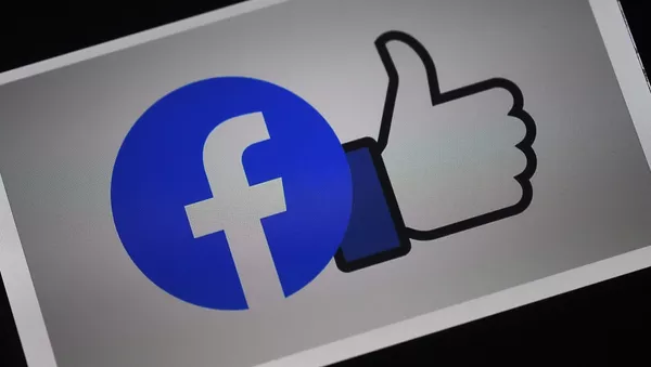 Biểu tượng ứng dụng Facebook và ký hiệu like trên màn hình điều khiển. - Sputnik Việt Nam
