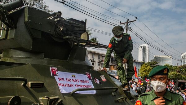 Xe bọc thép trên đường phố ở thành phố Yangon, Myanmar. - Sputnik Việt Nam