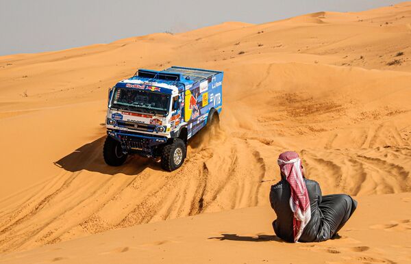 Đội xe KAMAZ-master trên đường đua chặng 6 hạng xe bán tải, cuộc đua marathon “Dakar-2021” tại Ả Rập Xê Út - Sputnik Việt Nam