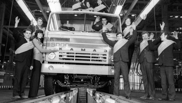 Chiếc xe KAMAZ thứ 5000 trên băng chuyền Nhà máy Sản xuất Xe tải KAMAZ, năm 1976 - Sputnik Việt Nam